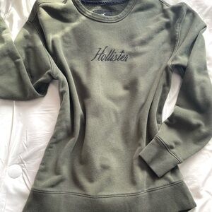 Hollister Must-Have Collection Women’s Sweatshirt